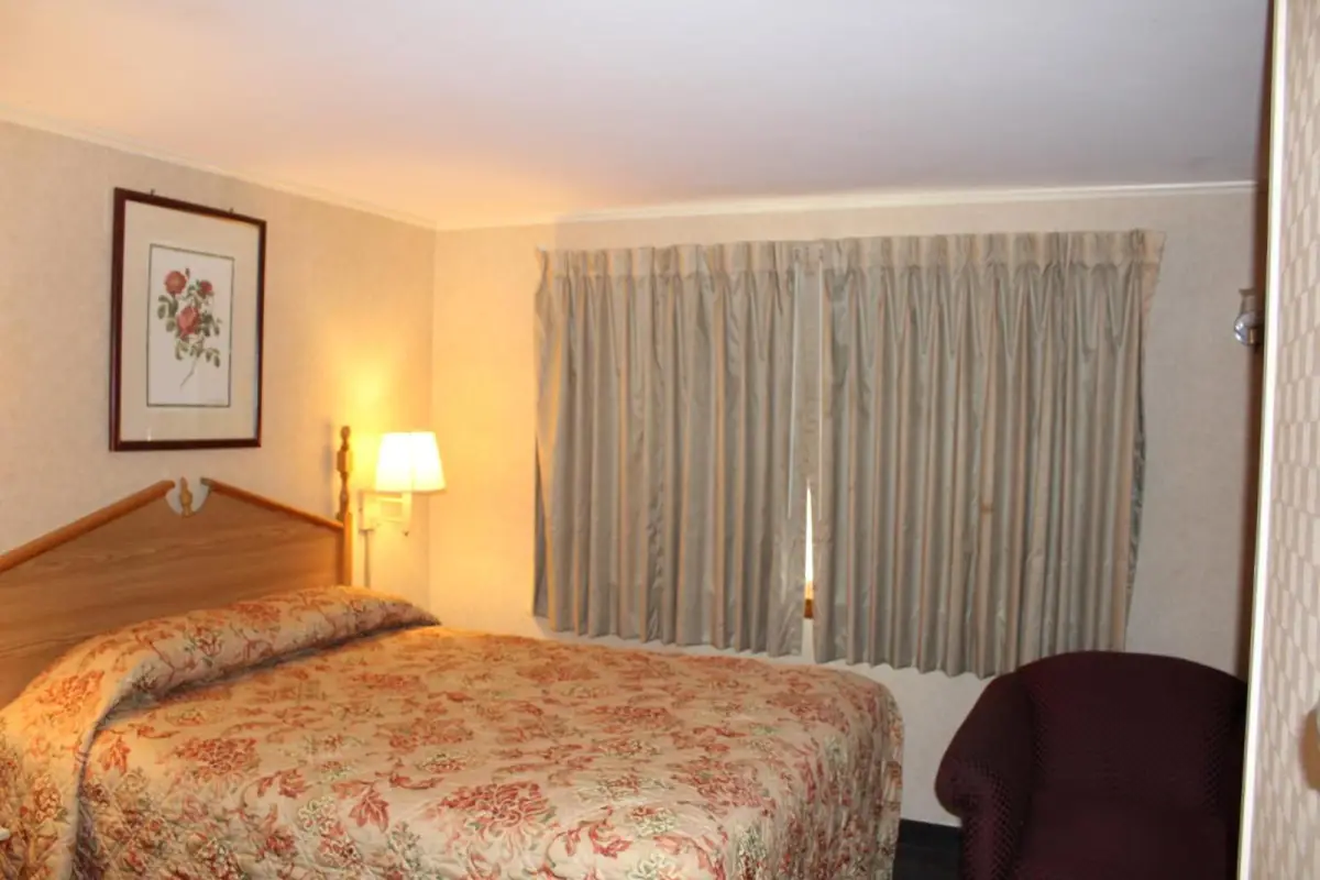Elm Motel 8