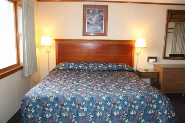 Elm Motel 4